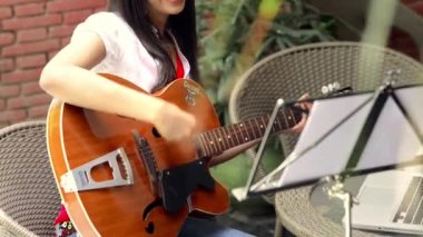 Gitar çalan kadın