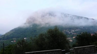 Napoli'de bulutlu dağ