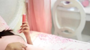 kadın bir mp3 çalar için dinleme
