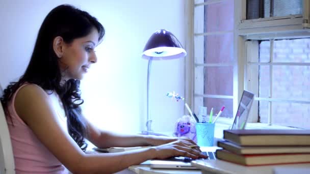 Mujer estudiando en un portátil — Vídeo de stock