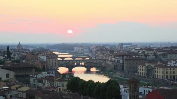 Ponte Vecchio pont sur la rivière Arno — Video