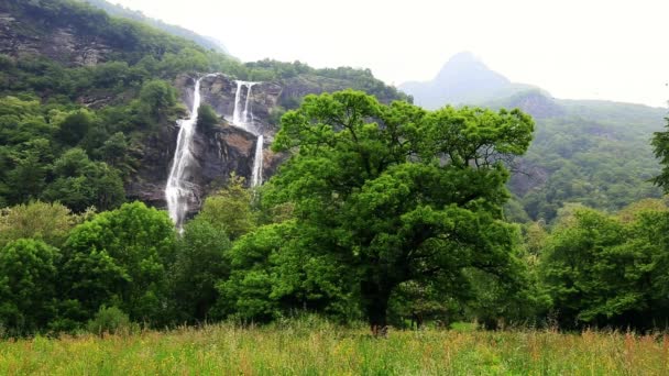 Lanzamiento bloqueado de una cascada — Vídeos de Stock