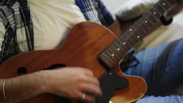 Hombre tocando una guitarra — Vídeos de Stock