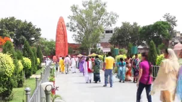 Tourists in a Jallianwala Bagh garden — Stock Video