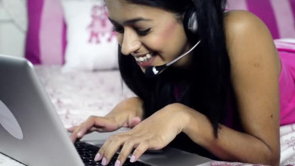 Mujer con auriculares usando laptop — Vídeo de stock