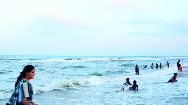 Turistas disfrutando de Marina Beach — Vídeos de Stock