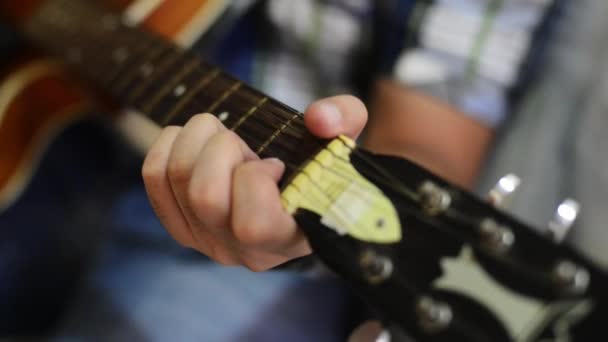 弹吉他的人 — 图库视频影像