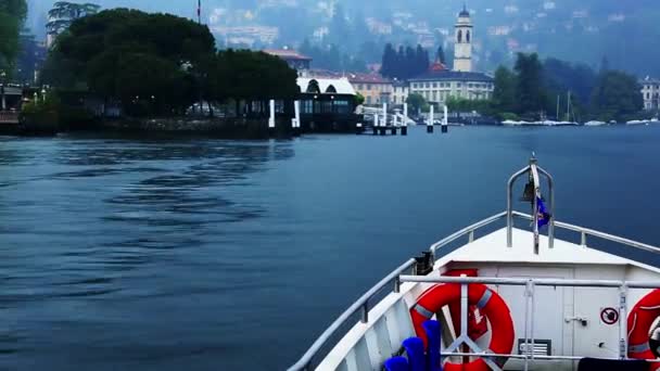 Como şehir arka plan ile tekne — Stok video