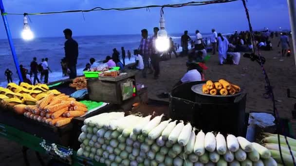 Toeristen genieten van de avond Marina Beach — Stockvideo