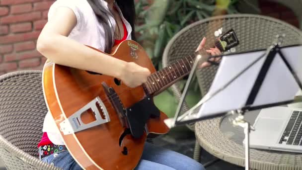Frau spielt Gitarre — Stockvideo