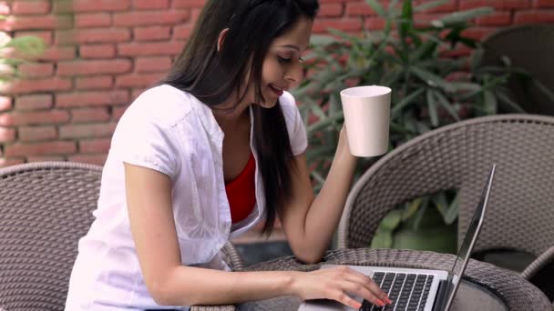 Vrouw met koffie en laptop — Stockvideo