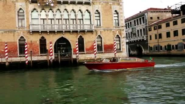 Boot in de Canal Grande — Stockvideo