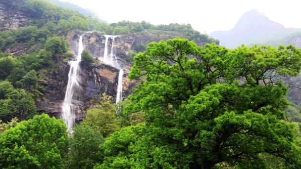 Lanzamiento bloqueado de una cascada — Vídeos de Stock