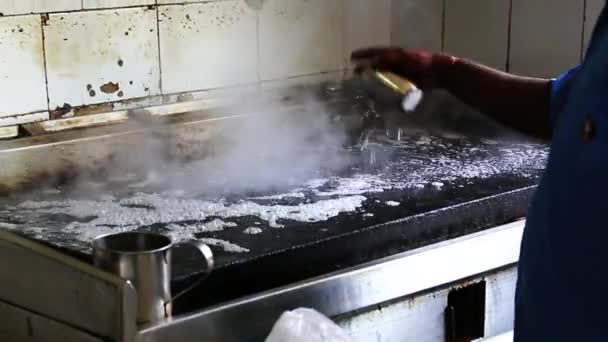Koch arbeitet in einer Küche — Stockvideo