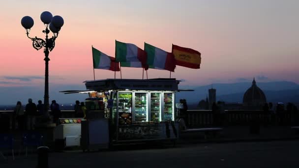 Banderas italianas sobre una tienda — Vídeo de stock