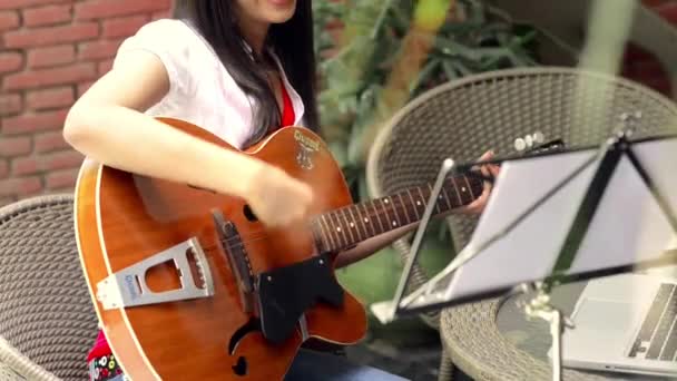 Kvinna spelar gitarr — Stockvideo