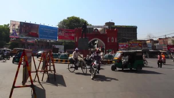 Verkeer op de weg in Amritsar — Stockvideo