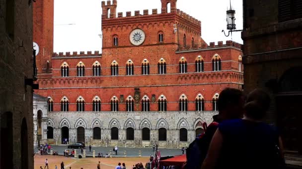 Pessoas em uma praça central da cidade de Siena — Vídeo de Stock