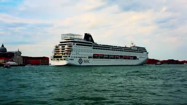 Nave da crociera in movimento nel Canal Grande — Video Stock