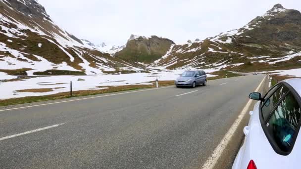 Carros em uma estrada em St. Moritz — Vídeo de Stock
