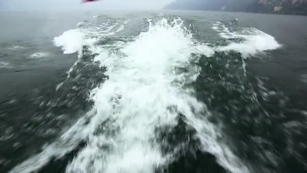 Пробуждение лодки в море — стоковое видео