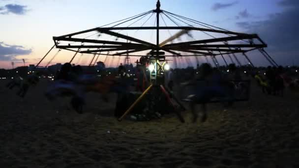 Turistas desfrutando de alegre-go-round — Vídeo de Stock