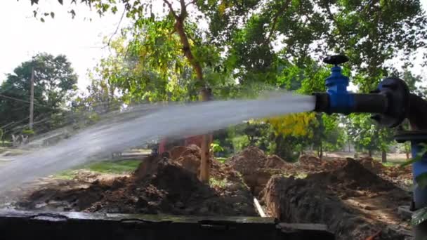 Agua corriente para riego — Vídeo de stock