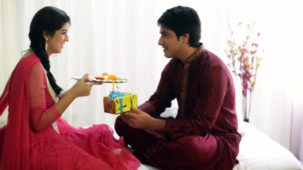 Hermano con regalo para hermana — Vídeos de Stock