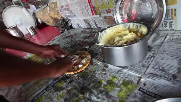 Kocken tillämpa smör till kulcha — Stockvideo
