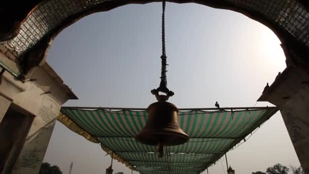 Campana colgando en un templo de oro — Vídeos de Stock