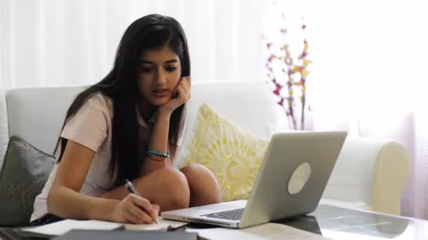 Κορίτσι σπουδάζει με φορητό υπολογιστή — Αρχείο Βίντεο