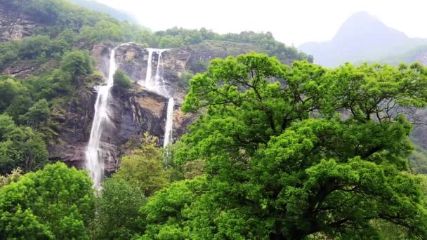 Zoom en la toma de una cascada — Vídeos de Stock