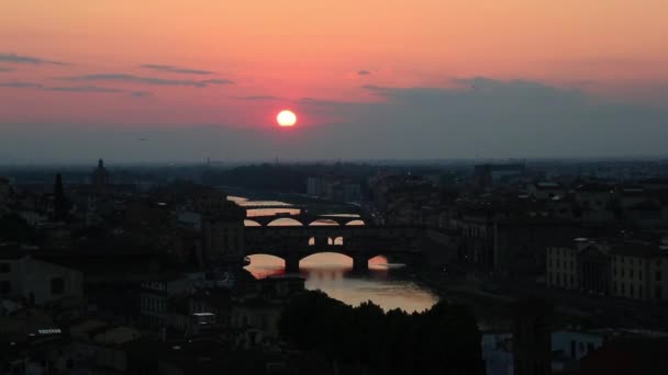 Міст Понте Веккіо через річки Арно — стокове відео