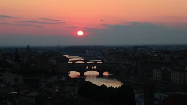 Ponte Vecchio pont sur la rivière Arno — Video