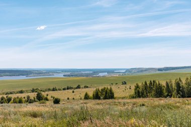 Vyatka Nehri 'nin Kama Nehri' yle birleştiği yerin alt kısmının üst manzarası. Ufukta, Nizhnekamsk şehrinin bacaları var..
