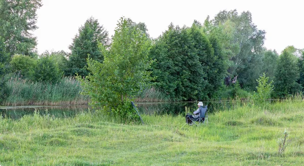 Een Oudere Visser Aan Oever Van Een Rustige Rivier Geniet — Stockfoto