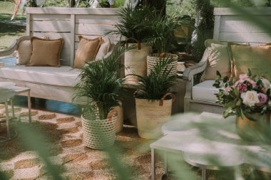 ahşap masalar ve renkli çiçekli sandalyeler