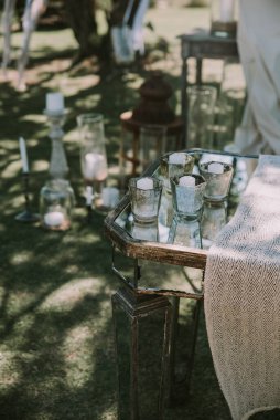 Mum ve sandalyeli cam masa.