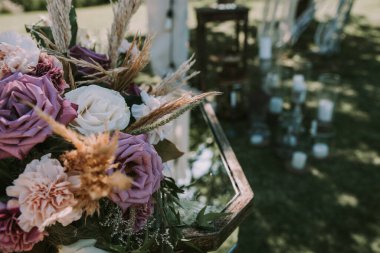 Mum ve sandalyeli cam masa.