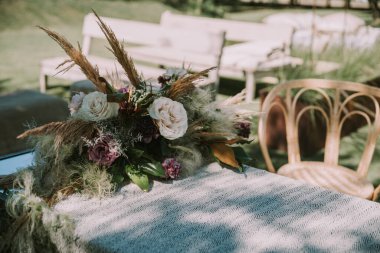 Düğün töreninde bitkileri olan beyaz koltuklar..