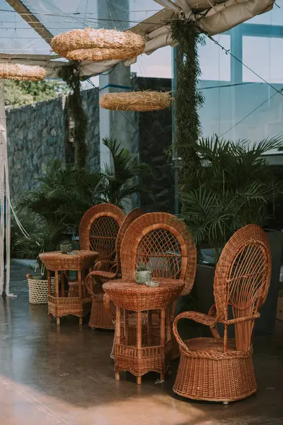 Koltuklar ve bahçe masası tencere, çiçek ve taklit deri kumaşlarla süslenmiş..