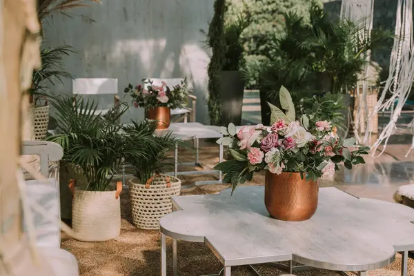 ahşap masalar ve renkli çiçekli sandalyeler