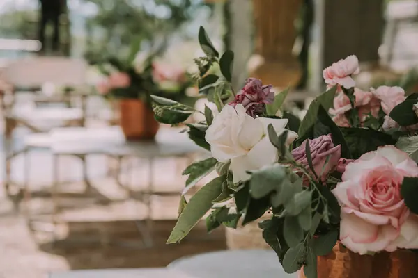 ahşap masalar ve renkli çiçekli sandalyeler