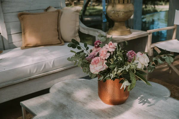 ahşap masalar ve renkli çiçekli sandalyeler