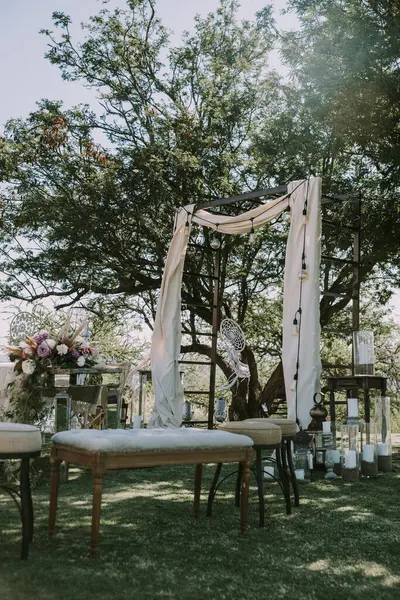 Tören için beyaz koltuklar, mumlar ve çiçekler.