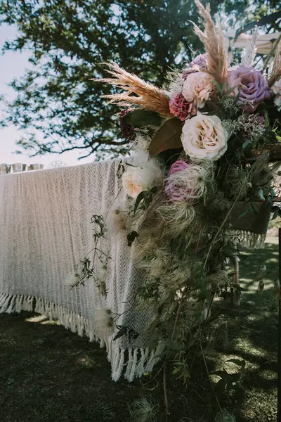 renkli çiçekler ve beyaz kumaşlar.