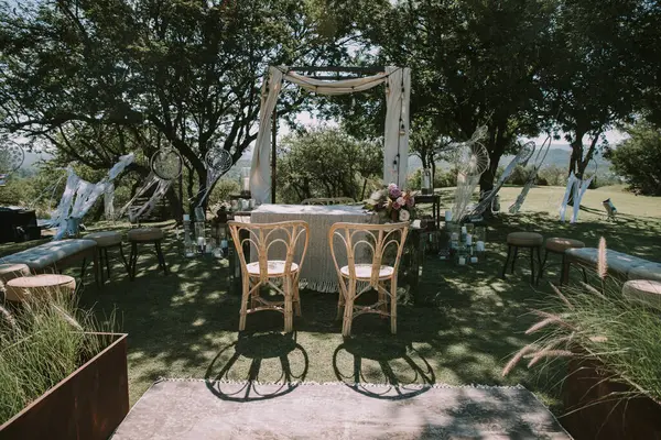 Düğün töreni için ahşap süsleme