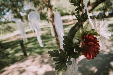 Renkli çiçekler, düğün süsleri..