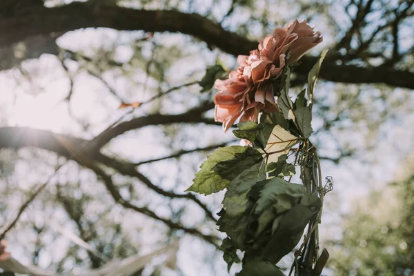 Renkli çiçekler, düğün süsleri..
