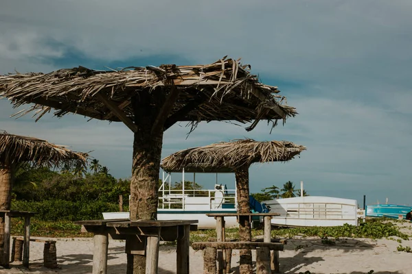 Denizde beyaz kum ve saman hasırları